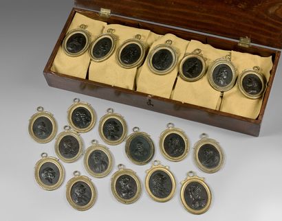 null Rare collection de soixante-neuf médailles ovales en bronze patiné ornées de...