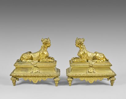 null Paire de chenets en bronze doré ornés de sphinges.

XIXe siècle.

Hauteur :...