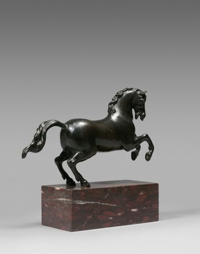 null Statuette de cheval au galop en bronze patiné d'après le modèle de Jean de Bologne...