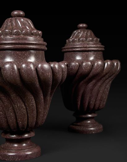 null Rare paire de vases couverts en porphyre d'Égypte. Couvercles et panses sculptés...