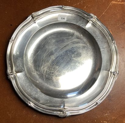 null Round dish in plain silver 950 thousandth, model with contours underlined by...