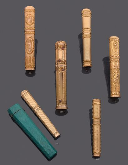 null Cylindrical poly-lobed case in gold of several tones, decorated with reserves...
