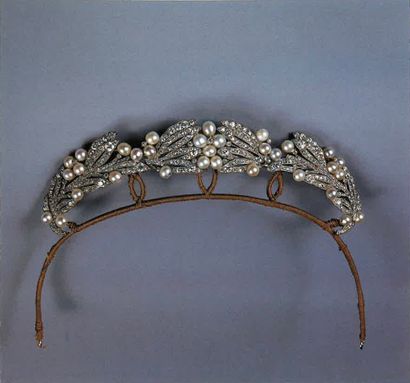 DIADEME en platine et or gris à décor de feuilles de laurier amovibles semées de...