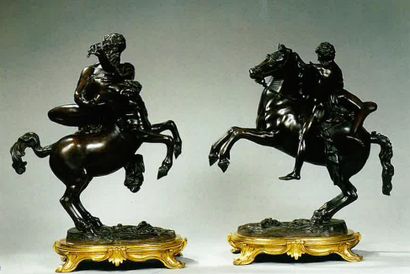 PAIRE DE GROUPES, en bronze ciselé et patiné, représentant L'Enlèvement de Déjanire...