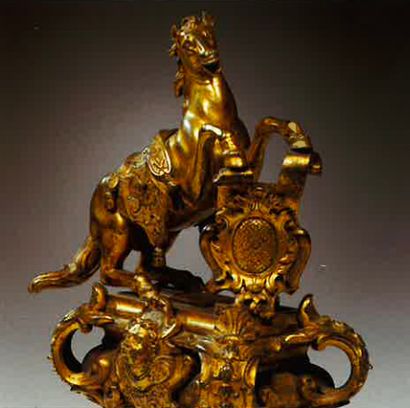 RARE PAIRE DE FEUX en bronze ciselé et doré, ornés de chevaux cabrés harnachés de...