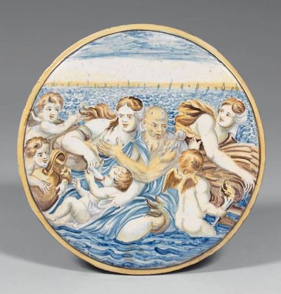 CASTELLI Plaque ronde, décor polychrome d'un cortège de divinités mythologiques sur...