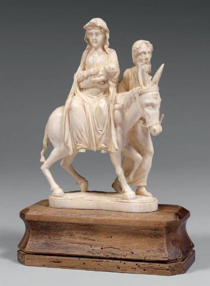 null Statuette en ivoire sculpté d'une "Fuite en Égypte". Socle en bois. XIXe siècle....