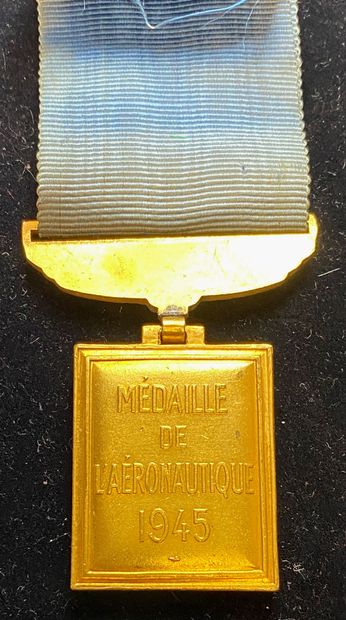 null France - Médaille de l'Aéronautique, créée en 1945, en bronze doré et émail,...