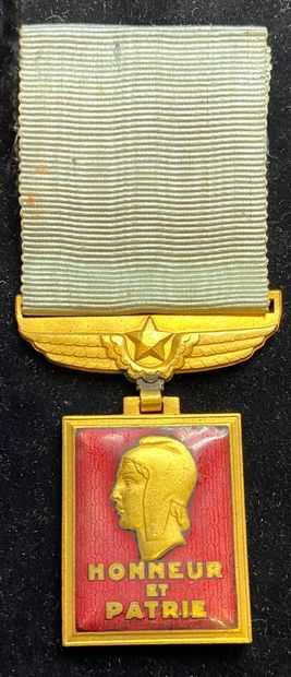 null France - Medal of the Aeronautics, created in 1945, in gilded bronze and enamel,...
