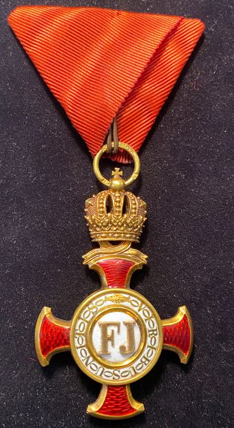 null 
Autriche - Croix du Mérite avec Couronne, en or et émail, poinçon de titre...