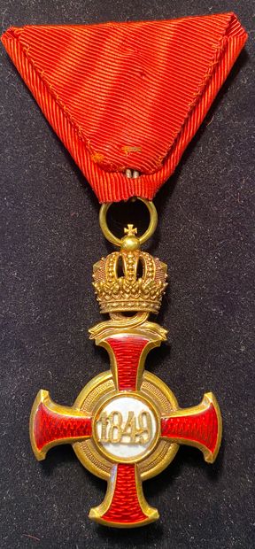 null 
Autriche - Croix du Mérite avec Couronne, en or et émail, poinçon de titre...