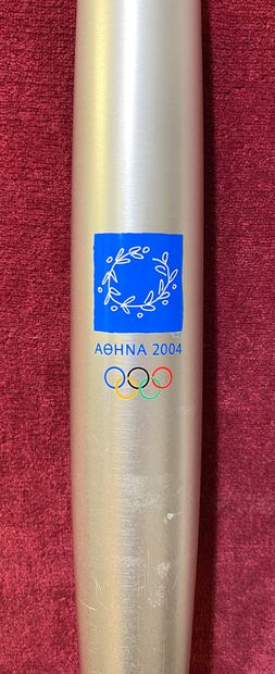 null Olympisme - Torche des Jeux olympiques d'Athènes 2004, en forme de feuille d'olivier...