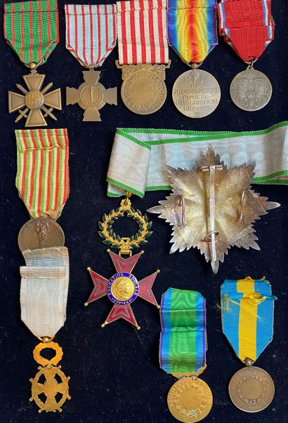 null France - Lot de onze : une Croix de guerre 1914-1918 en bronze, ruban avec une...
