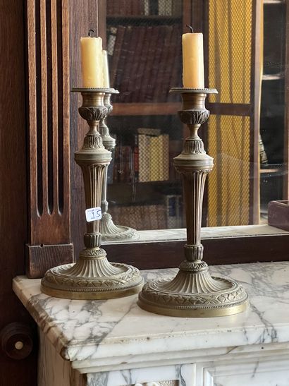 null Pair of gilt bronze candlesticks.

Louis XVI style.
