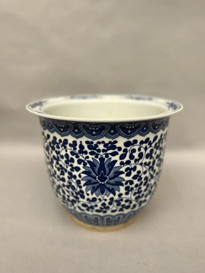 null CHINA

Porcelain CACHE POT with blue and white decoration of friezes and foliage.

(The...