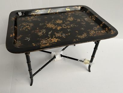 null Coffee table in black lacquered wood

Top decorated with flowers and burgundy...