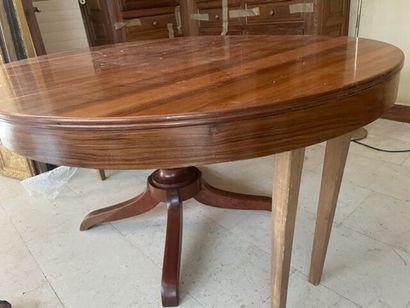 null Dining room table in cashew veneer, tripod base, four extensions.

Restoration...