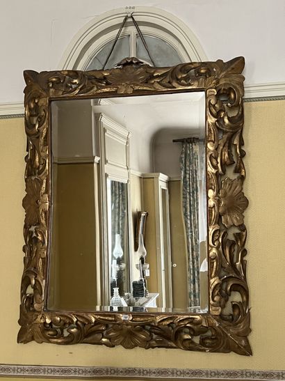 null Bevelled mirror in a gilded, foliated and openwork frame.

Italy, 19th century.

108...