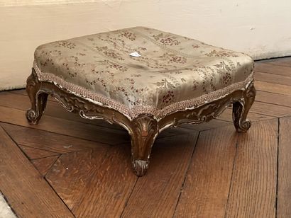 null A Louis XV style giltwood carved stool.

height : 16 cm, length. 31 cm, depth...