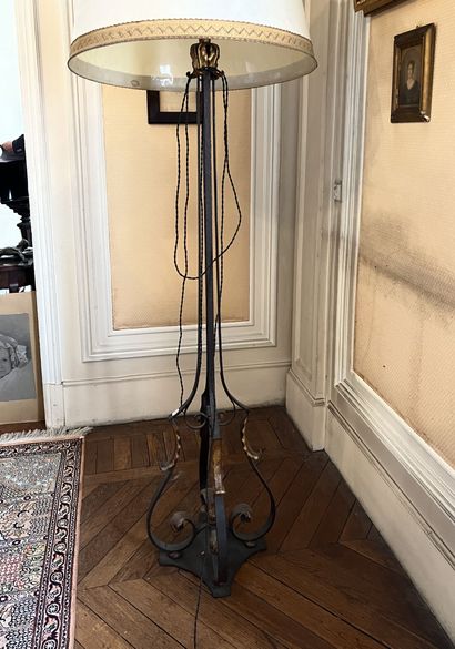 null Wrought iron floor lamp decorated with golden leaves.

height. 183 cm
