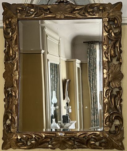 null Bevelled mirror in a gilded, foliated and openwork frame.

Italy, 19th century.

108...
