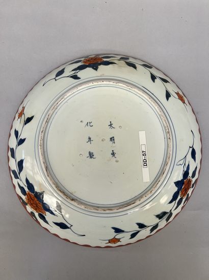 null CHINA - 20th century

Set in polychrome porcelain including :

- two round dishes...