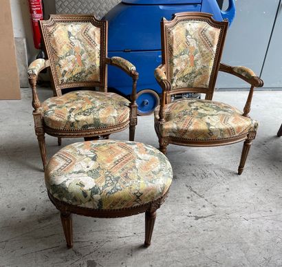 null Armchair with cabriolet back, an armchair of Directoire style and an oval foot.

Louis...