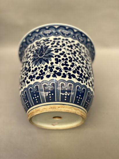 null CHINA

Porcelain CACHE POT with blue and white decoration of friezes and foliage.

(The...