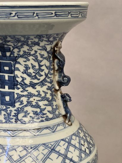null CHINE - Vase maillet en porcelaine bleu blanc à décor de caractères et fleurs...