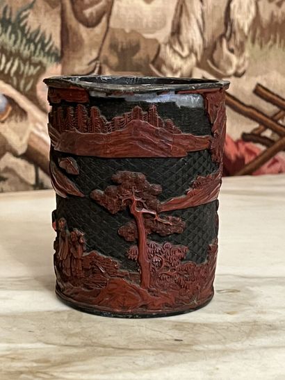 null Red lacquered pewter pot.

China (accidents).

Height : 15 cm.

Height : 11,5...