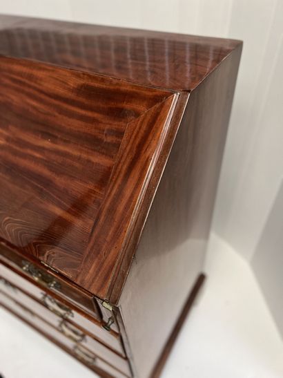 null Mahogany and mahogany veneer desk. Opening in front of four drawers and a flap...