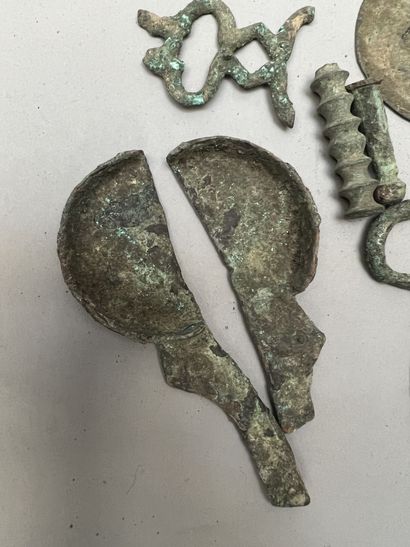 null Ensemble de pièces antiques et divers en bronze patiné et oxydé