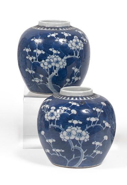 CHINE - XXe siècle Pair of porcelain ginger pots decorated in blue underglaze with...