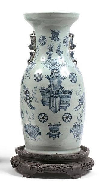 CHINE, Canton - Fin du XIXe siècle Porcelain baluster vase decorated in blue underglaze...