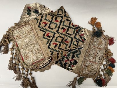 null Mannette : ensemble de tissus et broderies comprenant chasubles, tapis de s...