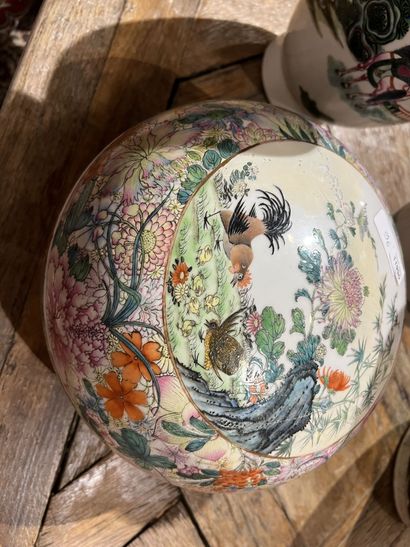 null CHINE, XIXème

Paire de vases en porcelaine à décor de dames de cour dans des...