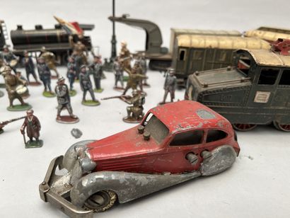 null Manette : ensemble de jouets anciens dont soldats de plomb, voitures, train...