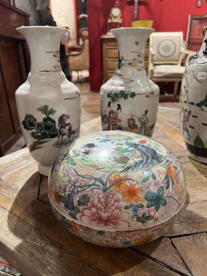 null CHINE, XIXème

Paire de vases en porcelaine à décor de dames de cour dans des...