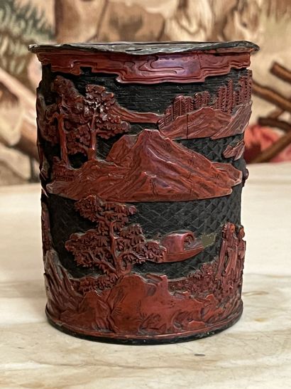 null Red lacquered pewter pot.

China (accidents).

Height : 15 cm.

Height : 11,5...