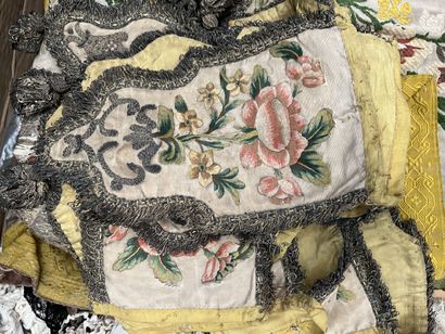 null Mannette : set of fabrics and embroideries including chasubles, saddle clot...
