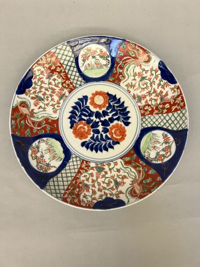 null CHINA - 20th century

Set in polychrome porcelain including :

- two round dishes...