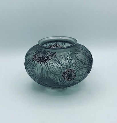 null Glass bowl with flowers decoration.

Signed Lalique