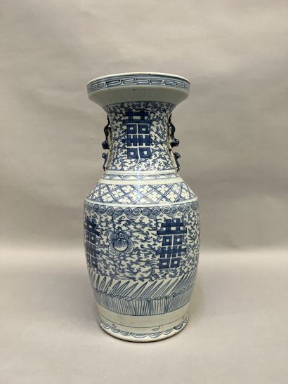null CHINE - Vase maillet en porcelaine bleu blanc à décor de caractères et fleurs...