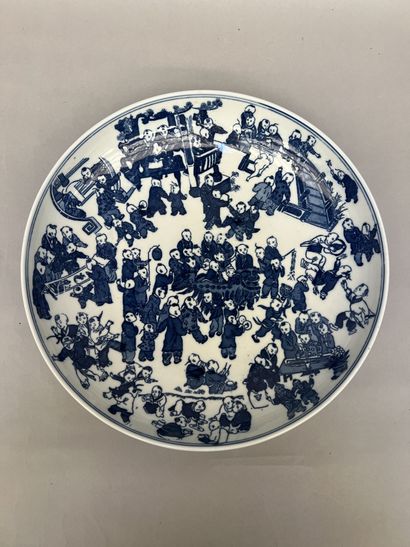 null CHINE - XXe siècle

Ensemble en porcelaine polychrome comprenant :

- deux plats...