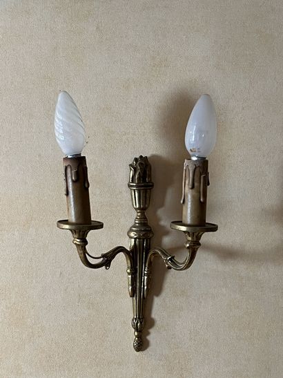 null PAIRE DE PETITES APPLIQUES en bronze à deux lumières.
Style Louis XVI.
Haut....