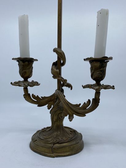 null FLAMBEAU à deux lumières feuillagées à bronze doré de style Louis XV.
H. 64...