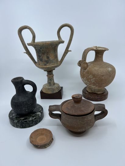 null LOT composed of a canthare on pedestal, an oenochoe with rattles, a small black...