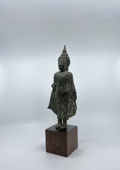 null THAILANDE
BOUDDHA DEBOUT en bronze à patine vert cuivré.
XVIIe-XVIIIe siècle
(Manque...