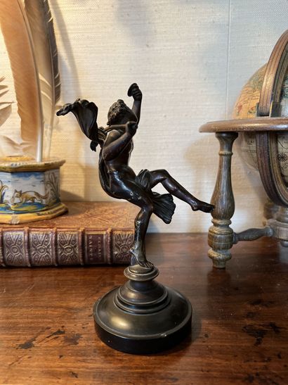 null STATUTE of Bacchus dancing in patinated bronze.
The base in black marble.
(Misses...
