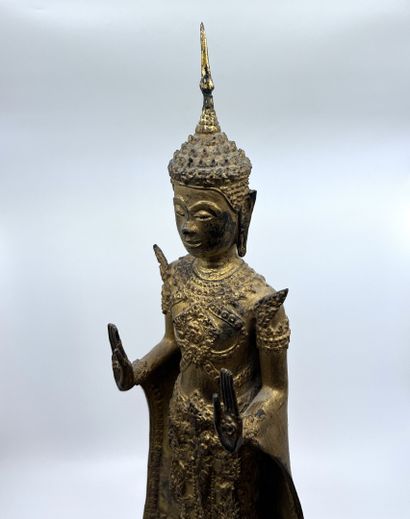 null THAILANDE, RATANAKOSIN
BOUDDHA DEBOUT les mains en l'air en bronze doré serti...